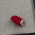 Nahaufnahme der roten Tweed-Haarklammer mit einer edlen goldenen Rosen-Metallverzierung - Entenschnabel-Haarclips / Rote Kamelie