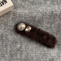 Dettaglio molletta per capelli in peluche marrone con perla grigia e strass marrone - Fermagli BB / Peluche Caffè - Perla Gemma BB Clip