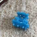 Detail van blauwe beer haarklem met hartuitsnijding en sprankelende strassteentjes - Blauw