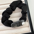 Dettaglio di scrunchie nero con motivo marmoreo e decorazione con perla bianca - Elastico Stile Marmo Inchiostro