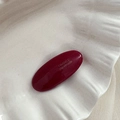 Détail d'une pince à cheveux ovale bordeaux avec texte France Handmade gravé - Rouge Nouvel An - Petit Oval Arrondi