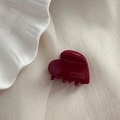 Dettaglio della molletta a cuore bordeaux con incisione FRANCE Handmade in resina - Rosso Capodanno - Piccola Pinza a Cuore