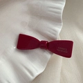 Détail de la barrette nœud bordeaux avec gravure FRANCE Handmade sur la résine polie - Rouge Nouvel An - Pince Nœud Symétrique