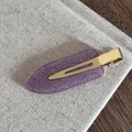 Détail d'une barrette violette scintillante avec clip en métal doré sur tissu en lin texturé - Violet Pailleté