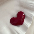 Dettaglio del fermaglio per capelli a cuore rosso scuro fatto a mano con scritta - Rosso Capodanno - Cuore Arrotondato