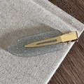 Gros plan d'une barrette à cheveux ovale grise scintillante avec paillettes argentées - Vert Pailleté