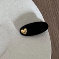Détail d'une pince à cheveux noire vintage avec un petit accent en forme de cœur doré - Cœur Doré Pince Bec de Canard Ovale
