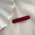 Détail de la pince à cheveux bordeaux avec inscription France Handmade sur tissu - Rouge Nouvel An - Barrettes Rectiligne