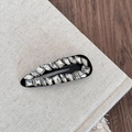 Vue détaillée d'une barrette noire en forme de goutte avec strass scintillants - Strass Irrégulier BB-Goutte d'Eau