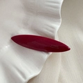 Gros plan d'une barrette à cheveux rouge vin faite main avec inscription France Handmade - Rouge Nouvel An - Pince Forme de Feuille