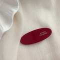 Détail d'une pince à cheveux ovale bordeaux mat avec lettrage doré France Handmade - Rouge Nouvel An - Petit Oval Plat