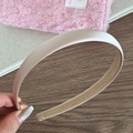 Détail d'un serre-tête en satin champagne avec doublure antidérapante et fini lisse - Abricot