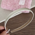 Dettaglio del cerchietto in raso beige con fodera interna in scamosciato marrone - Bianco Sporco
