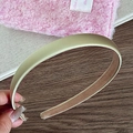 Détail du serre-tête large en satin champagne avec doublure antidérapante en daim - Vert
