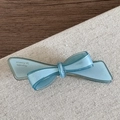 Detailansicht der hellblauen Azetat-Haarspange mit Schleife und Barrette la France Text - Blau