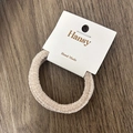 Dettaglio scrunchie in velluto beige su legno con cartellino marchio fatto a mano - Beige