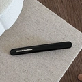 Nahaufnahme der schwarzen handgefertigten Haarklammer mit France Handmade Schriftzug - Schwarz