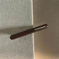 Dettaglio del fermaglio marrone scuro lucido con scritta dorata France Handmade - Marrone