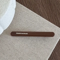 Detailansicht einer braunen Vintage-Haarklammer mit weißem France Handmade Schriftzug - Dunkelkaffee