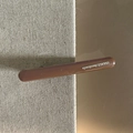 Dettaglio ravvicinato di un fermaglio per capelli marrone con logo France Handmade - Caffè Chiaro