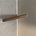 Dettaglio della molletta in acetato marrone con incisione France Handmade su sfondo in tessuto - Caffè Scuro