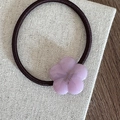 Vue détaillée d'un élastique à cheveux fleur violette avec un bandeau marron élastique - Élastique Fleur en Acétate (FQ88971) / Violet