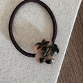Nahaufnahme von braunem Haargummi mit Schildpatt-Blume und goldenem Barrette la France Logo - Acetat Blume Haargummi (FQ88971) / Helles Schildpatt