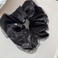 Dettaglio dell'elastico per capelli in organza nera con perle bianche decorative - Elastico Perle Maglia - Nero