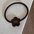 Detail eines Blumen-Haargummis mit Barrette La France Gravur auf braunem Acetat-Gummiband - Acetat Blume Haargummi (FQ88971) / Braun