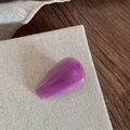 Detailansicht einer violetten Tropfen-Haarklammer aus Acetat mit goldener Beschriftung - Lila