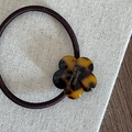 Nahaufnahme der Schildpatt-Blume mit goldener Gravur auf dem elastischen Haargummi - Acetat Blume Haargummi (FQ88971) / Dunkel Schildpatt