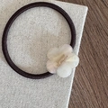 Vue macro de l'ornement floral pour élastique avec gravure Barrette La France - Élastique Fleur en Acétate (FQ88971) / Blanc Lait