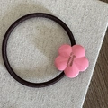 Détail de l'élastique à cheveux fleur en résine rose avec logo doré Barrette la France - Élastique Fleur en Acétate (FQ88971) / Rose