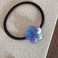 Détail d'élastique à cheveux avec fleur en acétate dégradé bleu et texte Barrette France - Élastique Fleur en Acétate (FQ88971) / Bleu-violet