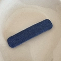 Detalle de pinza para el pelo vintage en denim azul oscuro con lunares blancos - Azul Oscuro - Rectangular