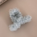 Détail de la pince à cheveux en tulle bleu clair avec texture de tissu plissé - 8cm / Bleu