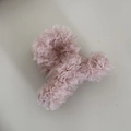 Vue détaillée du tissu en maille rose lotus élégant sur cette grande pince à cheveux tendance - 8cm / Rose
