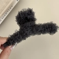 Dettaglio dell'elegante molletta per capelli in rete nera con pizzo plissettato - Pinza in Rete Grigio Scuro (13cm)