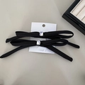Dettaglio di fermagli per capelli a fiocco in raso nero con strass su carta da esposizione - Fermaglio Per Capelli Con Fiocco In Nastro Di Strass In Raso Nero