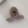 Vue détaillée d'une pince à cheveux en tulle taupe avec texture plissée élégante - 8cm / Marron