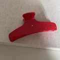 Dettaglio macro della pinza per capelli in acetato rosso con strass multicolori - Large Hair Claw-Red