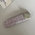 Detail of pink woven fabric hair clip featuring a glossy green resin bear decoration - Bar / Pink