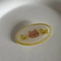 Gros plan d'une pince à cheveux ovale avec chat mignon et oiseaux jaunes style japonais - Chat Canard