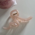Detaillierte Nahaufnahme einer rosa gewellten Haarklammer mit robuster Metallfeder innen - Linie-Transparent Rosa