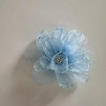 Fermaglio per capelli a orchidea azzurro con petali in organza e stami bianchi - Azzurro