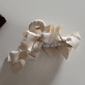 Vue détaillée de la pince à cheveux élégante avec nœuds en satin beige et ressort doré - Nœud en Satin-Blanc Crème