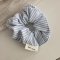 Dettaglio dell'elastico per capelli a righe azzurre con etichetta fatta a mano - Stile Pieghettato Base / Elastico A Righe Bianche