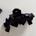 Vue détaillée des nœuds en satin noir multicouches sur une pince à cheveux élégante - Nœud en Satin-Noir