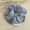 Dettaglio di un elastico per capelli a righe blu e bianche con etichetta fatta a mano - Stile Pieghettato Base / Elastico A Righe Blu