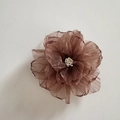Fermaglio per capelli a forma di orchidea marrone in tulle con petali a strati e stami bianchi - Marrone